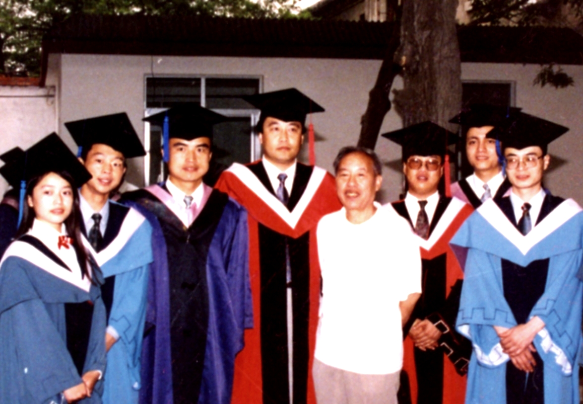 1997年6月，永君(左四)与诸同学于学位授予仪式后与陈连开先生（左五）合影