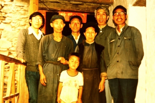 1987年，孙宏开先生（右二）与受访羌族同胞全家合影
