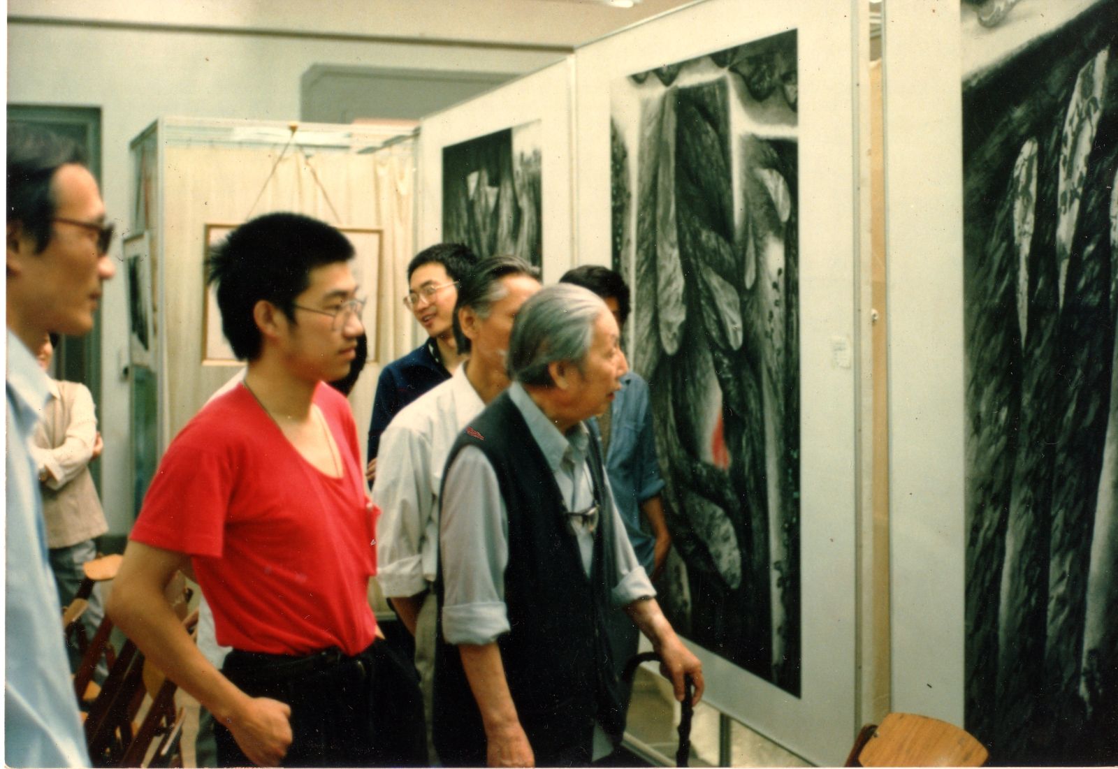 陆俨少导师观毕业创作，左为卓鹤君、后为童中焘先生-1987年