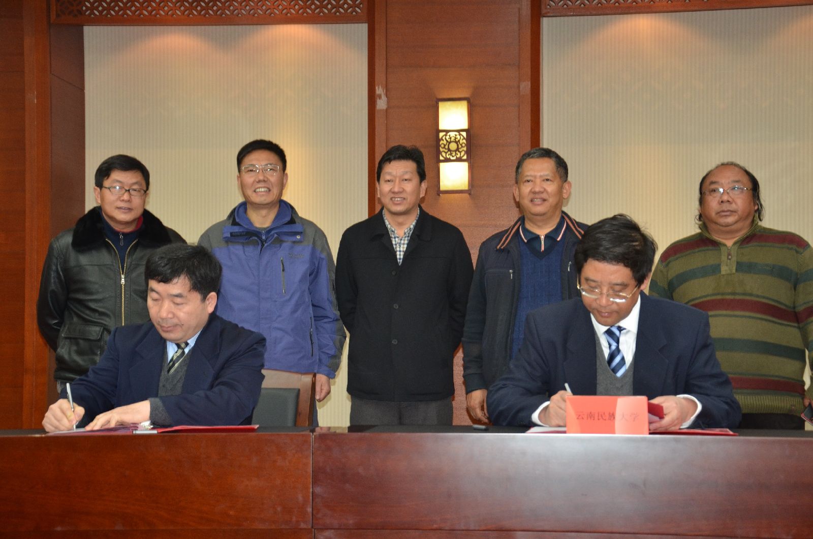 王延中所长与彭金辉校长代表双方签署战略合作协议