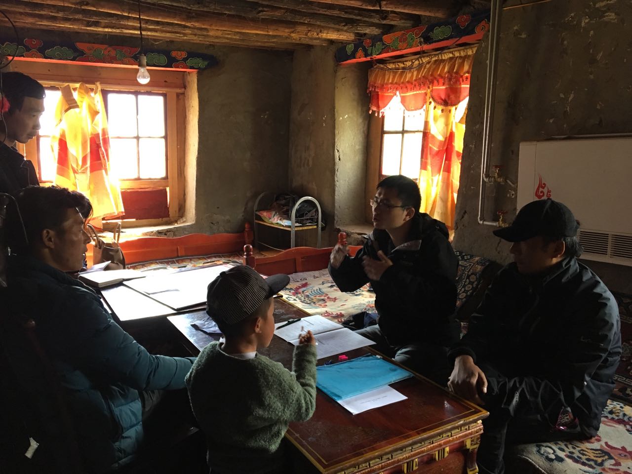 中国社科院研究生院毕林在藏民家做问卷调查
