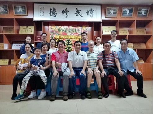 调研组成员在化州王家拳传承基地的办公室内合影留念（2019.7.3）