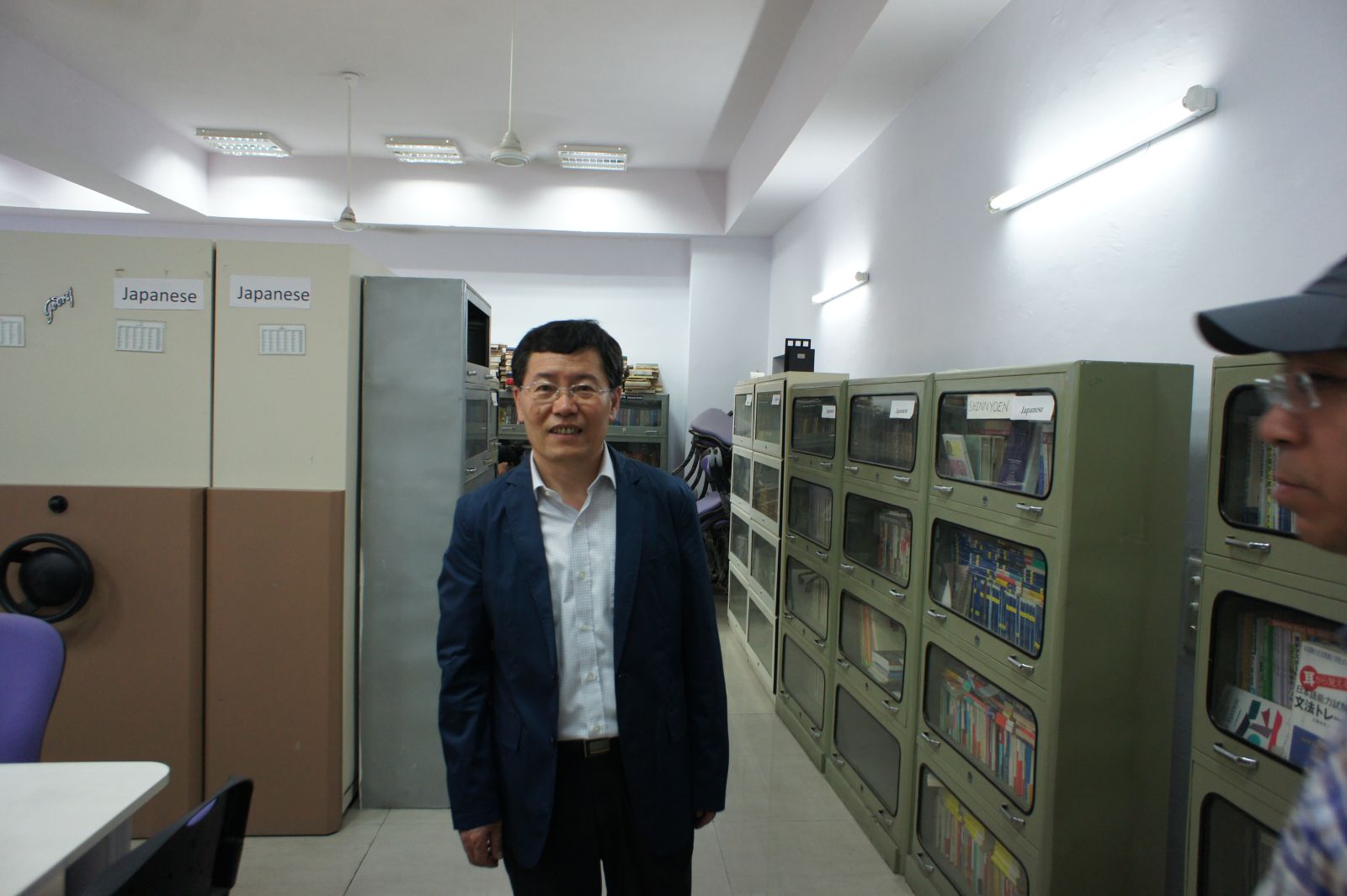 尹虎彬副所长在参观尼赫鲁大学东亚研究中心图书馆