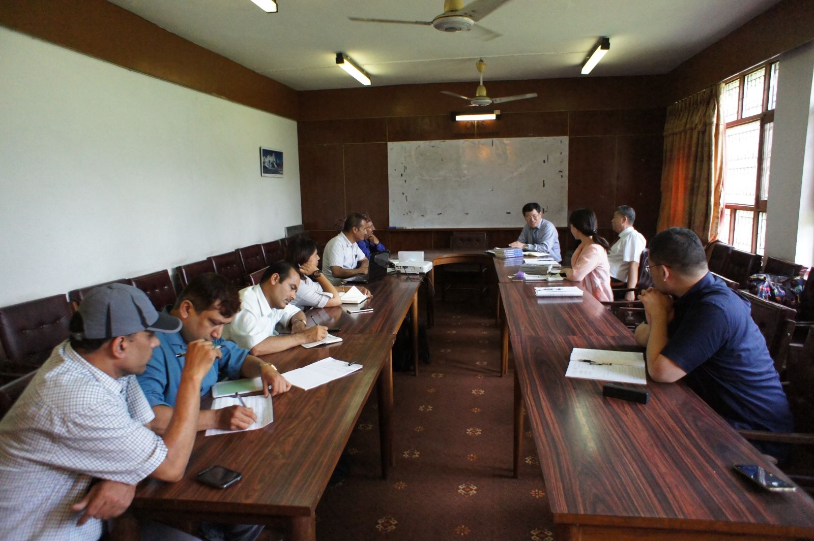 代表团在尼泊尔特里布万大学尼泊尔和亚洲研究中心