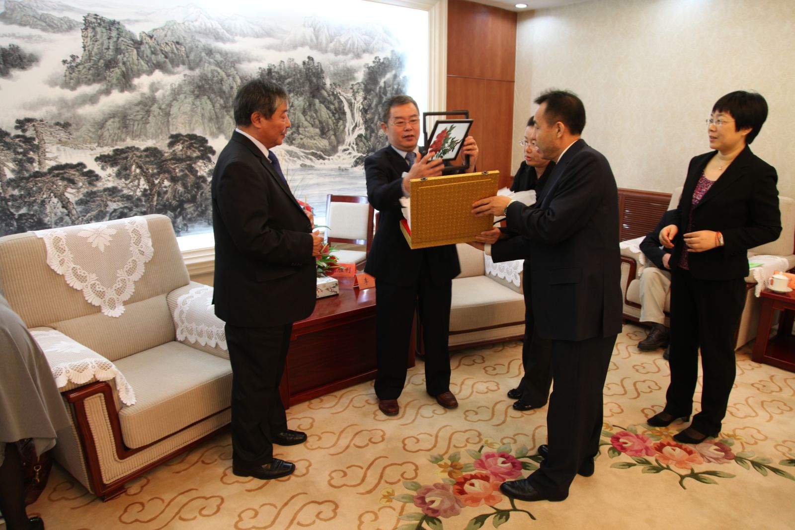 李扬副院长代表我院向蒙古科学院赠礼