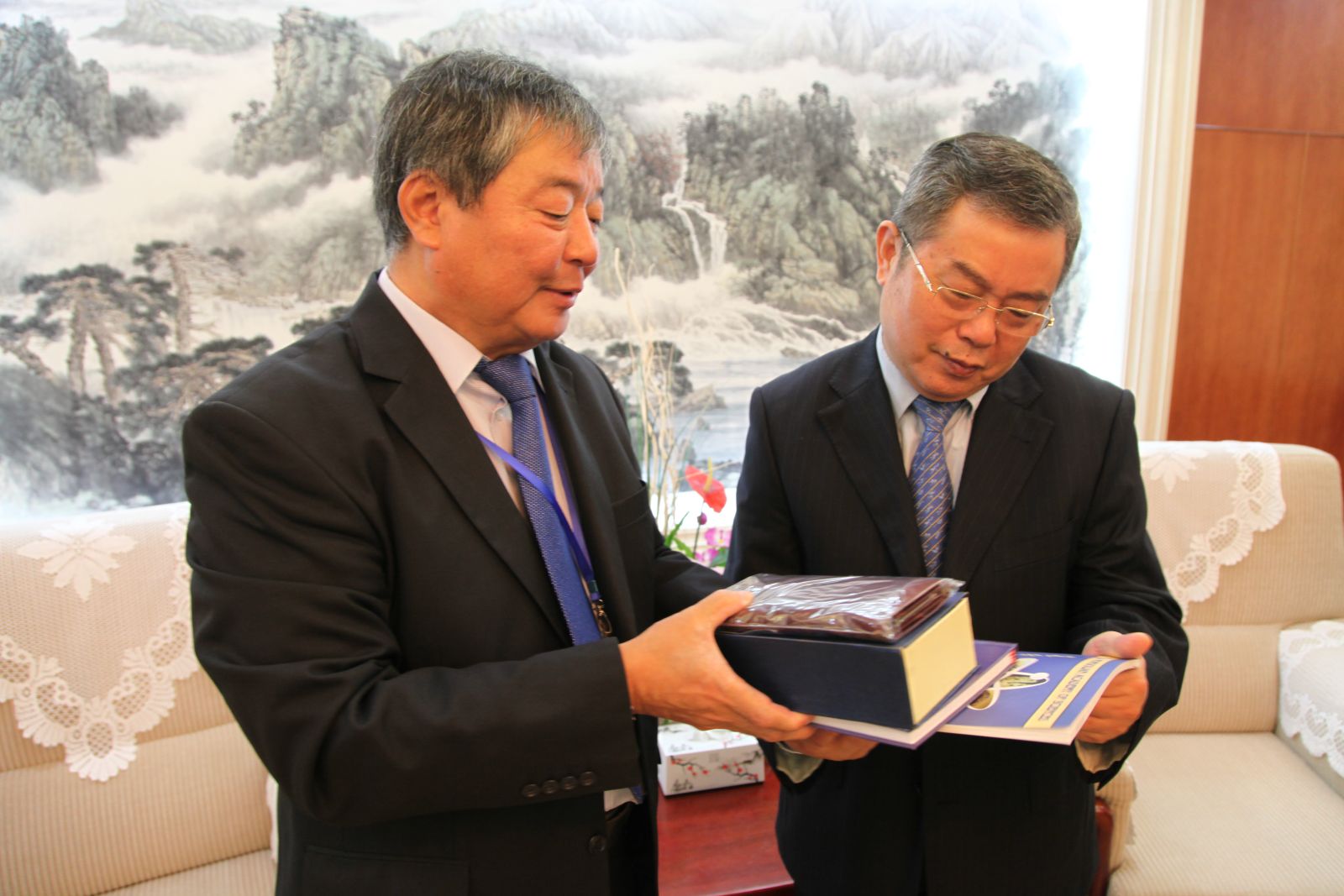 蒙古科学院扎丹巴副院长向我院赠礼