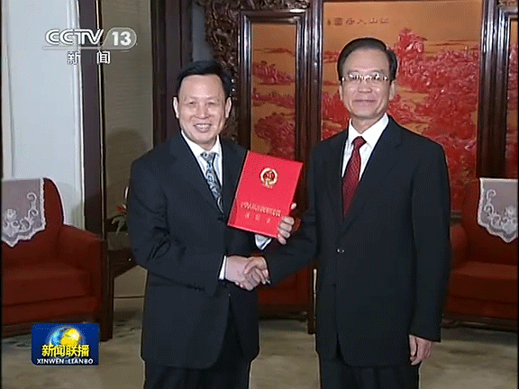 2012年6月15日国务院总理温家宝为何星亮颁发国务院参事证书。