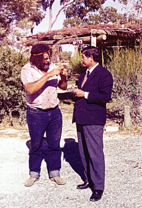 阮西湖先生与澳大利亚土著人交流