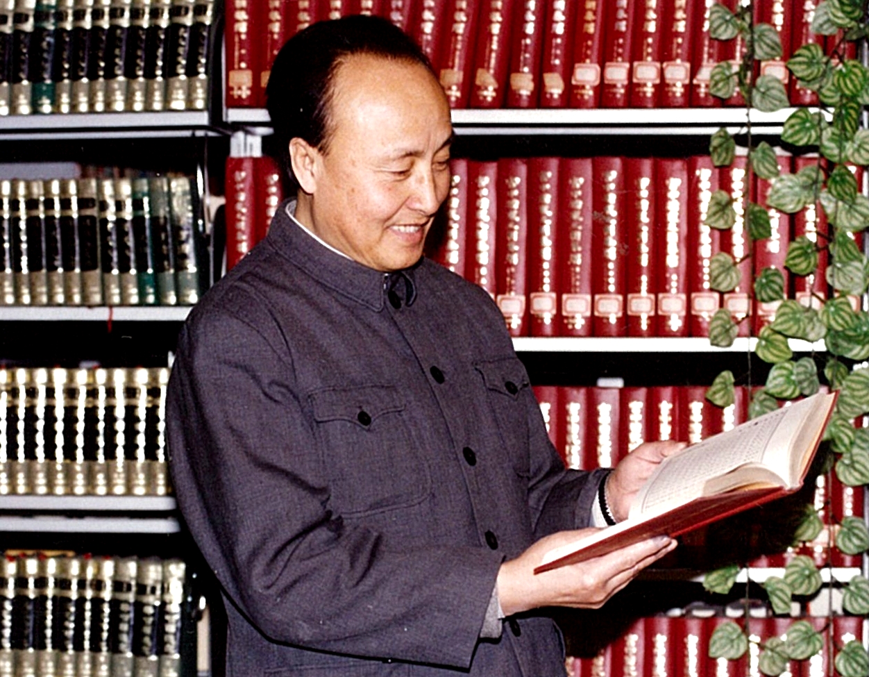 上世纪90年代,滕绍箴先生在民族所图书馆查阅资料