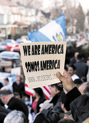 美籍西班牙裔民间团体曾为了自己的利益，在美国的60个城市组织声势浩大的示威游行。 资料图片